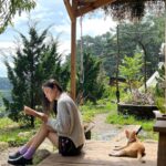 Phạm Nguyễn Lan Thy Instagram - Đầu tháng tự hứa với mình sẽ làm việc chăm chỉ, chỉ để đổi lại một buổi sáng thư thái nơi núi rừng, ăn sáng pha cà phê, thong thả đọc vài trang sách, không phải lo nghĩ về thông báo điện thoại. Tôi gọi đây là thư thái. Cách gọi khác của “làm biếng có kế hoạch”. @healingretreatdalat