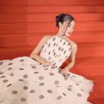 Phạm Nguyễn Lan Thy Instagram - “Bao nhiêu hào quang đang chiếu sáng… Bao nhiêu là hoa son phấn ngọc ngà…” MV Đại Minh Tinh - Văn Mai Hương @vmhuong Lan Thy Stylist: Chí Văn Makeup: Phạm Quốc Toàn Hair: Thy Trần Dress: Loube