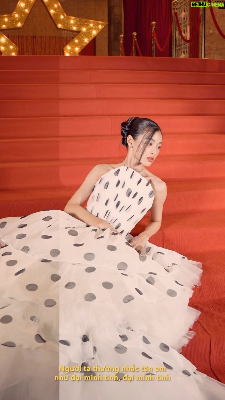 Phạm Nguyễn Lan Thy Instagram - “Bao nhiêu hào quang đang chiếu sáng… Bao nhiêu là hoa son phấn ngọc ngà…” MV Đại Minh Tinh - Văn Mai Hương @vmhuong Lan Thy Stylist: Chí Văn Makeup: Phạm Quốc Toàn Hair: Thy Trần Dress: Loube