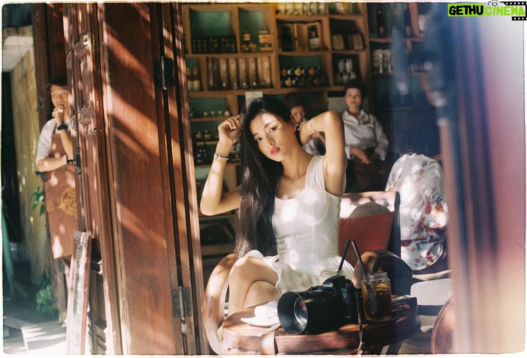 Phạm Nguyễn Lan Thy Instagram - Đi cà phê hông?