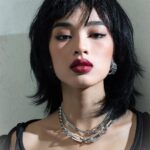 Phạm Nguyễn Lan Thy Instagram – Lần đầu có một Lan Thy tóc ngắn

@dep_magazine – Sept.2023

Photo: @tangtangstudio 
Creative Director: @hadocreative 
Producer: @hellos_hellos 
Styled by @toqoso 
Makeup & Hair: @tungchautran 
Fashion: @congtriofficial – @ducstudio_official 
Accessories #SWAROVSKI