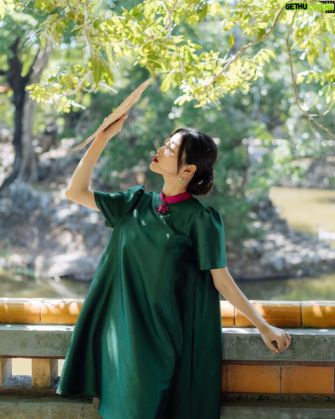 Phạm Nguyễn Lan Thy Instagram - Trong khoảnh khắc, tôi tưởng thời gian như ngưng lại mãi mãi bên bờ hồ Lưu Khiêm Lăng Tự Đức