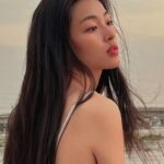 Phạm Nguyễn Lan Thy Instagram - hoàng hôn tóc em buông vài lọn nhỏ nắng nhoà chẳng cam rực bằng môi em hai ta đi giữa bầu trời gọn nhỏ thân hình cũng nhỏ và bóng mình hơi lem
