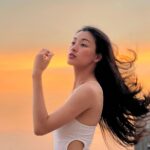 Phạm Nguyễn Lan Thy Instagram – hoàng hôn tóc em buông vài lọn nhỏ
nắng nhoà chẳng cam rực bằng môi em
hai ta đi giữa bầu trời gọn nhỏ
thân hình cũng nhỏ và bóng mình hơi lem