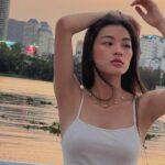 Phạm Nguyễn Lan Thy Instagram – hoàng hôn tóc em buông vài lọn nhỏ
nắng nhoà chẳng cam rực bằng môi em
hai ta đi giữa bầu trời gọn nhỏ
thân hình cũng nhỏ và bóng mình hơi lem