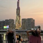 Phạm Nguyễn Lan Thy Instagram – hoàng hôn tóc em buông vài lọn nhỏ
nắng nhoà chẳng cam rực bằng môi em
hai ta đi giữa bầu trời gọn nhỏ
thân hình cũng nhỏ và bóng mình hơi lem