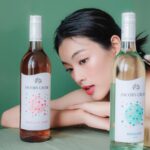 Phạm Nguyễn Lan Thy Instagram – Tủ rượu của Thy nay có thêm bạn mới, 2 chai vang ngọt thanh tao moscato từ nhà Jacob’s Creek. Ai đã qua nhà chơi chắc chắn đều biết Thy chuộng những dòng rượu ngọt, vừa nịnh khẩu vị của mình, vừa phù hợp cho những buổi tụ tập với mấy cô bạn gái. 

Độ ngọt của dòng này vừa phải, có vị trái cây tươi và độ axit thấp nên khá dễ uống và hợp với nhiều loại đồ ăn. Vẫn nhớ tại buổi event sinh nhật Tạp chí ELLE, Thy hoàn toàn và ngất ngư bởi Jacob’s Creek. Rất đáng trải nghiệm nhé :)) 

À lúc nhận quà Thy cũng hơi bất ngờ với thiết kế hộp rượu đợt này, rất xinh và phù hợp để làm quà cho dịp Tết sắp tới. Giờ thì mời các chị em soạn đồ đến với ngôi nhà thân yêu của Thy để say sưa 🥂

#JacobsCreekVietnam #Vangthuonghang #Xungdangsechia