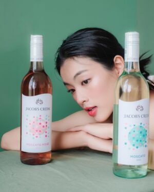 Phạm Nguyễn Lan Thy Instagram - Tủ rượu của Thy nay có thêm bạn mới, 2 chai vang ngọt thanh tao moscato từ nhà Jacob’s Creek. Ai đã qua nhà chơi chắc chắn đều biết Thy chuộng những dòng rượu ngọt, vừa nịnh khẩu vị của mình, vừa phù hợp cho những buổi tụ tập với mấy cô bạn gái. 

Độ ngọt của dòng này vừa phải, có vị trái cây tươi và độ axit thấp nên khá dễ uống và hợp với nhiều loại đồ ăn. Vẫn nhớ tại buổi event sinh nhật Tạp chí ELLE, Thy hoàn toàn và ngất ngư bởi Jacob’s Creek. Rất đáng trải nghiệm nhé :)) 

À lúc nhận quà Thy cũng hơi bất ngờ với thiết kế hộp rượu đợt này, rất xinh và phù hợp để làm quà cho dịp Tết sắp tới. Giờ thì mời các chị em soạn đồ đến với ngôi nhà thân yêu của Thy để say sưa 🥂

#JacobsCreekVietnam #Vangthuonghang #Xungdangsechia