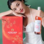 Phạm Nguyễn Lan Thy Instagram – Tủ rượu của Thy nay có thêm bạn mới, 2 chai vang ngọt thanh tao moscato từ nhà Jacob’s Creek. Ai đã qua nhà chơi chắc chắn đều biết Thy chuộng những dòng rượu ngọt, vừa nịnh khẩu vị của mình, vừa phù hợp cho những buổi tụ tập với mấy cô bạn gái. 

Độ ngọt của dòng này vừa phải, có vị trái cây tươi và độ axit thấp nên khá dễ uống và hợp với nhiều loại đồ ăn. Vẫn nhớ tại buổi event sinh nhật Tạp chí ELLE, Thy hoàn toàn và ngất ngư bởi Jacob’s Creek. Rất đáng trải nghiệm nhé :)) 

À lúc nhận quà Thy cũng hơi bất ngờ với thiết kế hộp rượu đợt này, rất xinh và phù hợp để làm quà cho dịp Tết sắp tới. Giờ thì mời các chị em soạn đồ đến với ngôi nhà thân yêu của Thy để say sưa 🥂

#JacobsCreekVietnam #Vangthuonghang #Xungdangsechia