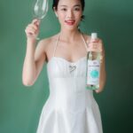 Phạm Nguyễn Lan Thy Instagram – Tủ rượu của Thy nay có thêm bạn mới, 2 chai vang ngọt thanh tao moscato từ nhà Jacob’s Creek. Ai đã qua nhà chơi chắc chắn đều biết Thy chuộng những dòng rượu ngọt, vừa nịnh khẩu vị của mình, vừa phù hợp cho những buổi tụ tập với mấy cô bạn gái. 

Độ ngọt của dòng này vừa phải, có vị trái cây tươi và độ axit thấp nên khá dễ uống và hợp với nhiều loại đồ ăn. Vẫn nhớ tại buổi event sinh nhật Tạp chí ELLE, Thy hoàn toàn và ngất ngư bởi Jacob’s Creek. Rất đáng trải nghiệm nhé :)) 

À lúc nhận quà Thy cũng hơi bất ngờ với thiết kế hộp rượu đợt này, rất xinh và phù hợp để làm quà cho dịp Tết sắp tới. Giờ thì mời các chị em soạn đồ đến với ngôi nhà thân yêu của Thy để say sưa 🥂

#JacobsCreekVietnam #Vangthuonghang #Xungdangsechia