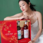 Phạm Nguyễn Lan Thy Instagram – Tủ rượu của Thy nay có thêm bạn mới, 2 chai vang ngọt thanh tao moscato từ nhà Jacob’s Creek. Ai đã qua nhà chơi chắc chắn đều biết Thy chuộng những dòng rượu ngọt, vừa nịnh khẩu vị của mình, vừa phù hợp cho những buổi tụ tập với mấy cô bạn gái. 

Độ ngọt của dòng này vừa phải, có vị trái cây tươi và độ axit thấp nên khá dễ uống và hợp với nhiều loại đồ ăn. Vẫn nhớ tại buổi event sinh nhật Tạp chí ELLE, Thy hoàn toàn và ngất ngư bởi Jacob’s Creek. Rất đáng trải nghiệm nhé :)) 

À lúc nhận quà Thy cũng hơi bất ngờ với thiết kế hộp rượu đợt này, rất xinh và phù hợp để làm quà cho dịp Tết sắp tới. Giờ thì mời các chị em soạn đồ đến với ngôi nhà thân yêu của Thy để say sưa 🥂

#JacobsCreekVietnam #Vangthuonghang #Xungdangsechia