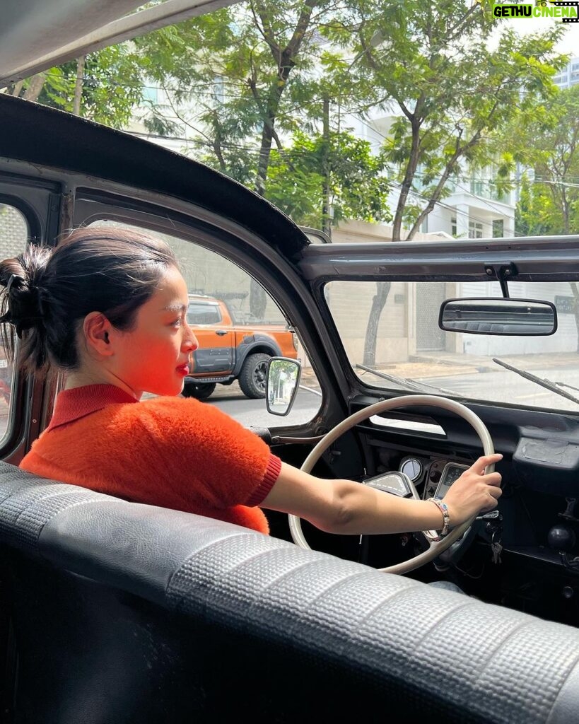 Phạm Nguyễn Lan Thy Instagram - Chiếc xe sẽ đồng hành cùng mình trong thời gian sắp tới, bằng tuổi ông ngoại luôn 🥲