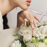 Phạm Nguyễn Lan Thy Instagram - Aura Rosa - mọi người thấy cái tên này có hợp với Thy không 😗 Đây là tên mùi hương nước hoa gần đây Thy yêu thích đó! Mỗi lần xịt em này của Cindy Bloom là Thy ngỡ như mình lạc vào một vườn hoa trắng thơ mộng trong một chiều nắng mùa xuân. Thy đọc thì thấy mùi hương nghiêng về các mùi hoa và xạ hương, còn Thy ngửi thì sẽ có mùi lá xanh và các loài hoa trắng đặc trưng, có một chút kiêu sa, tinh tế và cũng mạnh mẽ, thuần khiết. Ai muốn tìm một em nước hoa nhỏ nhắn, vẻ ngoài sang trọng nhưng giá thành mềm mại thì thử ngay bạn này nhé 🤍 #CindyBloom #AuraRosa