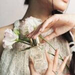 Phạm Nguyễn Lan Thy Instagram - Aura Rosa - mọi người thấy cái tên này có hợp với Thy không 😗 Đây là tên mùi hương nước hoa gần đây Thy yêu thích đó! Mỗi lần xịt em này của Cindy Bloom là Thy ngỡ như mình lạc vào một vườn hoa trắng thơ mộng trong một chiều nắng mùa xuân. Thy đọc thì thấy mùi hương nghiêng về các mùi hoa và xạ hương, còn Thy ngửi thì sẽ có mùi lá xanh và các loài hoa trắng đặc trưng, có một chút kiêu sa, tinh tế và cũng mạnh mẽ, thuần khiết. Ai muốn tìm một em nước hoa nhỏ nhắn, vẻ ngoài sang trọng nhưng giá thành mềm mại thì thử ngay bạn này nhé 🤍 #CindyBloom #AuraRosa