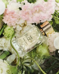 Phạm Nguyễn Lan Thy Instagram - Aura Rosa - mọi người thấy cái tên này có hợp với Thy không 😗 Đây là tên mùi hương nước hoa gần đây Thy yêu thích đó! Mỗi lần xịt em này của Cindy Bloom là Thy ngỡ như mình lạc vào một vườn hoa trắng thơ mộng trong một chiều nắng mùa xuân. Thy đọc thì thấy mùi hương nghiêng về các mùi hoa và xạ hương, còn Thy ngửi thì sẽ có mùi lá xanh và các loài hoa trắng đặc trưng, có một chút kiêu sa, tinh tế và cũng mạnh mẽ, thuần khiết. Ai muốn tìm một em nước hoa nhỏ nhắn, vẻ ngoài sang trọng nhưng giá thành mềm mại thì thử ngay bạn này nhé 🤍 #CindyBloom #AuraRosa