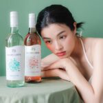 Phạm Nguyễn Lan Thy Instagram - Tủ rượu của Thy nay có thêm bạn mới, 2 chai vang ngọt thanh tao moscato từ nhà Jacob’s Creek. Ai đã qua nhà chơi chắc chắn đều biết Thy chuộng những dòng rượu ngọt, vừa nịnh khẩu vị của mình, vừa phù hợp cho những buổi tụ tập với mấy cô bạn gái. Độ ngọt của dòng này vừa phải, có vị trái cây tươi và độ axit thấp nên khá dễ uống và hợp với nhiều loại đồ ăn. Vẫn nhớ tại buổi event sinh nhật Tạp chí ELLE, Thy hoàn toàn và ngất ngư bởi Jacob’s Creek. Rất đáng trải nghiệm nhé :)) À lúc nhận quà Thy cũng hơi bất ngờ với thiết kế hộp rượu đợt này, rất xinh và phù hợp để làm quà cho dịp Tết sắp tới. Giờ thì mời các chị em soạn đồ đến với ngôi nhà thân yêu của Thy để say sưa 🥂 #JacobsCreekVietnam #Vangthuonghang #Xungdangsechia