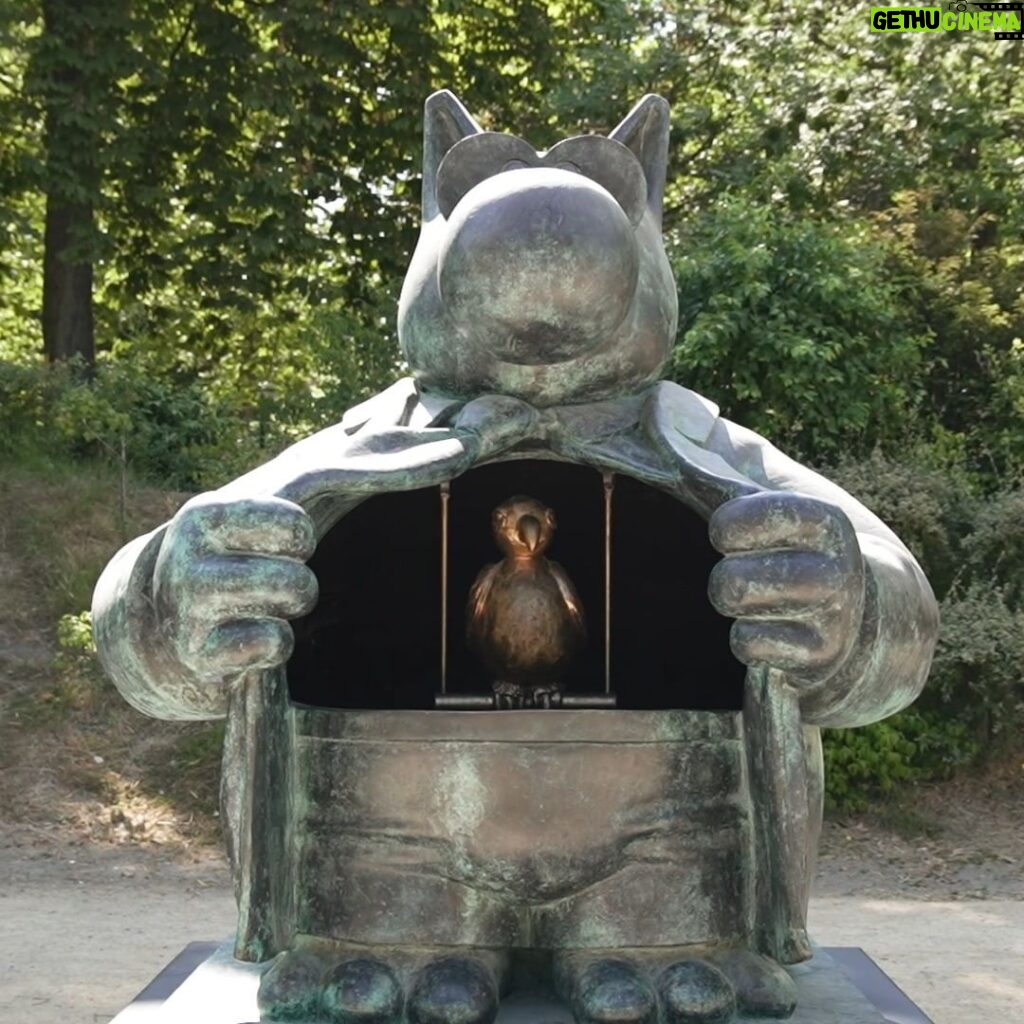 Philippe Geluck Instagram - Une fois de plus, l’artiste nous surprend en révélant l’intérieur d’une de ses sculptures. Il faut bien avouer que ça arrive rarement. Ah non ! Sommes-nous bêtes : le public peut pénétrer dans la Statue de la Liberté, c’est vrai. Cette statue monumentale BEAUTE INTÉRIEURE est à découvrir en exclusivité au Parc Royal de Bruxelles.