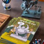 Philippe Geluck Instagram - L’aventure de l’exposition Le Chat Déambule existe aussi en version néerlandaise et s’intitule De Kat op pad. Disponible sur la boutique du Chat et au BIP, près du Parc de Bruxelles. #lechat #dekat #dekatoppad #geluck