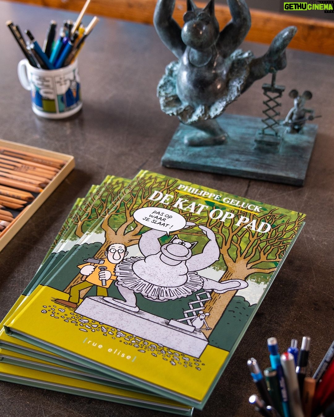 Philippe Geluck Instagram - L’aventure de l’exposition Le Chat Déambule existe aussi en version néerlandaise et s’intitule De Kat op pad. Disponible sur la boutique du Chat et au BIP, près du Parc de Bruxelles. #lechat #dekat #dekatoppad #geluck