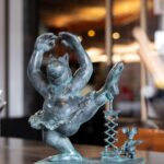 Philippe Geluck Instagram - Joli petit bronze format miniature de TUTU ET GROMINET. Le Chat est représenté en « danseuse » habillé en tutu, mais le Chat est bien un mâle ! Pour ceux qui en douteraient, vous avez l’occasion de le vérifier de près et en format monumental en ce moment au Parc Royal à Bruxelles.