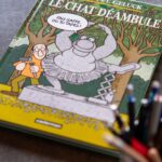 Philippe Geluck Instagram - L’aventure de l’exposition Le Chat Déambule existe aussi en version néerlandaise et s’intitule De Kat op pad. Disponible sur la boutique du Chat et au BIP, près du Parc de Bruxelles. #lechat #dekat #dekatoppad #geluck