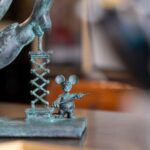Philippe Geluck Instagram - Joli petit bronze format miniature de TUTU ET GROMINET. Le Chat est représenté en « danseuse » habillé en tutu, mais le Chat est bien un mâle ! Pour ceux qui en douteraient, vous avez l’occasion de le vérifier de près et en format monumental en ce moment au Parc Royal à Bruxelles.