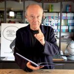 Philippe Geluck Instagram - Philippe Geluck nous lit quelques extraits du nouvel album “Le Chat et les 40 bougies”. L’album est disponible dans son intégralité sur la boutique du Chat, mais sans la voix de Geluck. On ne peut pas tout avoir ! La boutique : https://lechat.com/boutique/fr/albums-du-chat/691-le-chat-et-les-40-bougies-tome-24.html