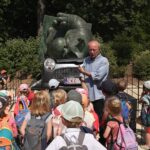 Philippe Geluck Instagram - Philippe Geluck accompagne cette classe d’enfants lors d’une visite de l’exposition « Le Chat Déambule ». Bien entendu, ils avaient remarqué l’astuce de la plaque, mais vous... l’aviez-vous remarquée?!