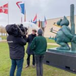 Philippe Geluck Instagram - « Le Martyre du Chat » - Inspirée du Martyre de Saint-Sébastien, cette sculpture a une signification toute particulière pour Philippe Geluck qui a souhaité, à travers elle, rendre hommage à ses amis et confrères dessinateurs ou journalistes victimes de la répression et du terrorisme à travers le monde. Cette sculpture est une ode à la liberté d’expression et au respect mutuel de gens épris de liberté, de tolérance et de fraternité. Elle a été installée au Mémorial ce matin. Inauguration à 17h30 !! @lechatdegeluck #Caen #Normandie #memorialdecaen #LeChat #Geluck #musée #Art #Sculpture #statue Le Mémorial de Caen
