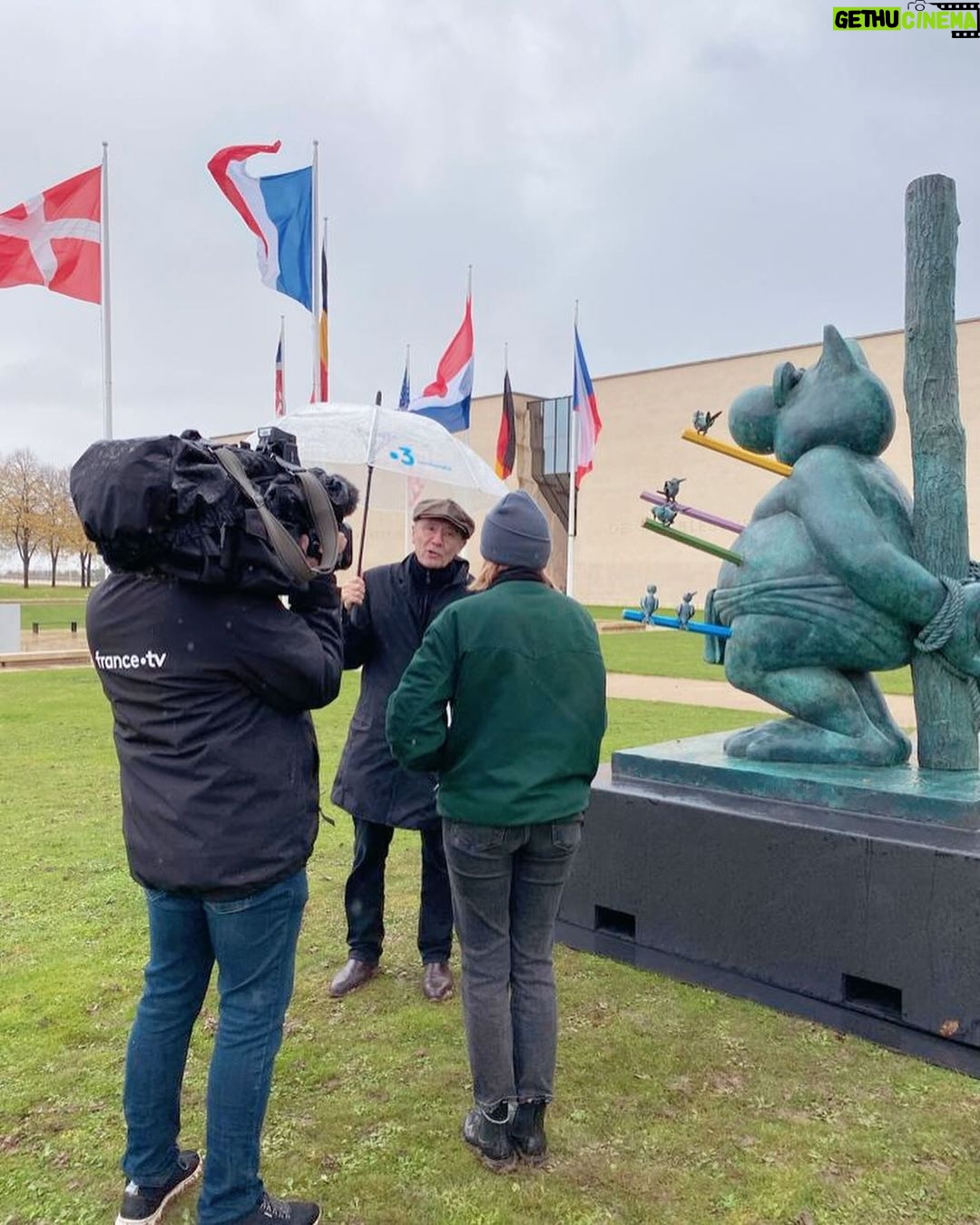 Philippe Geluck Instagram - « Le Martyre du Chat » - Inspirée du Martyre de Saint-Sébastien, cette sculpture a une signification toute particulière pour Philippe Geluck qui a souhaité, à travers elle, rendre hommage à ses amis et confrères dessinateurs ou journalistes victimes de la répression et du terrorisme à travers le monde. Cette sculpture est une ode à la liberté d’expression et au respect mutuel de gens épris de liberté, de tolérance et de fraternité. Elle a été installée au Mémorial ce matin. Inauguration à 17h30 !! @lechatdegeluck #Caen #Normandie #memorialdecaen #LeChat #Geluck #musée #Art #Sculpture #statue Le Mémorial de Caen