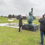 Philippe Geluck Instagram - « Le Martyre du Chat » - Inspirée du Martyre de Saint-Sébastien, cette sculpture a une signification toute particulière pour Philippe Geluck qui a souhaité, à travers elle, rendre hommage à ses amis et confrères dessinateurs ou journalistes victimes de la répression et du terrorisme à travers le monde. Cette sculpture est une ode à la liberté d’expression et au respect mutuel de gens épris de liberté, de tolérance et de fraternité. Elle a été installée au Mémorial ce matin. Inauguration à 17h30 !! @lechatdegeluck #Caen #Normandie #memorialdecaen #LeChat #Geluck #musée #Art #Sculpture #statue Le Mémorial de Caen