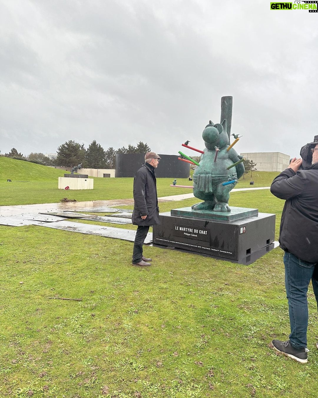 Philippe Geluck Instagram - « Le Martyre du Chat » - Inspirée du Martyre de Saint-Sébastien, cette sculpture a une signification toute particulière pour Philippe Geluck qui a souhaité, à travers elle, rendre hommage à ses amis et confrères dessinateurs ou journalistes victimes de la répression et du terrorisme à travers le monde. Cette sculpture est une ode à la liberté d’expression et au respect mutuel de gens épris de liberté, de tolérance et de fraternité. Elle a été installée au Mémorial ce matin. Inauguration à 17h30 !! @lechatdegeluck #Caen #Normandie #memorialdecaen #LeChat #Geluck #musée #Art #Sculpture #statue Le Mémorial de Caen