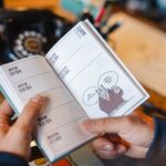Philippe Geluck Instagram - Quoi ?! Mon agenda du Chat me dit qu’on est déjà vendredi. Grâce à l’agenda du Chat (disponible sur la boutique) même les lundis vous feront marrer.