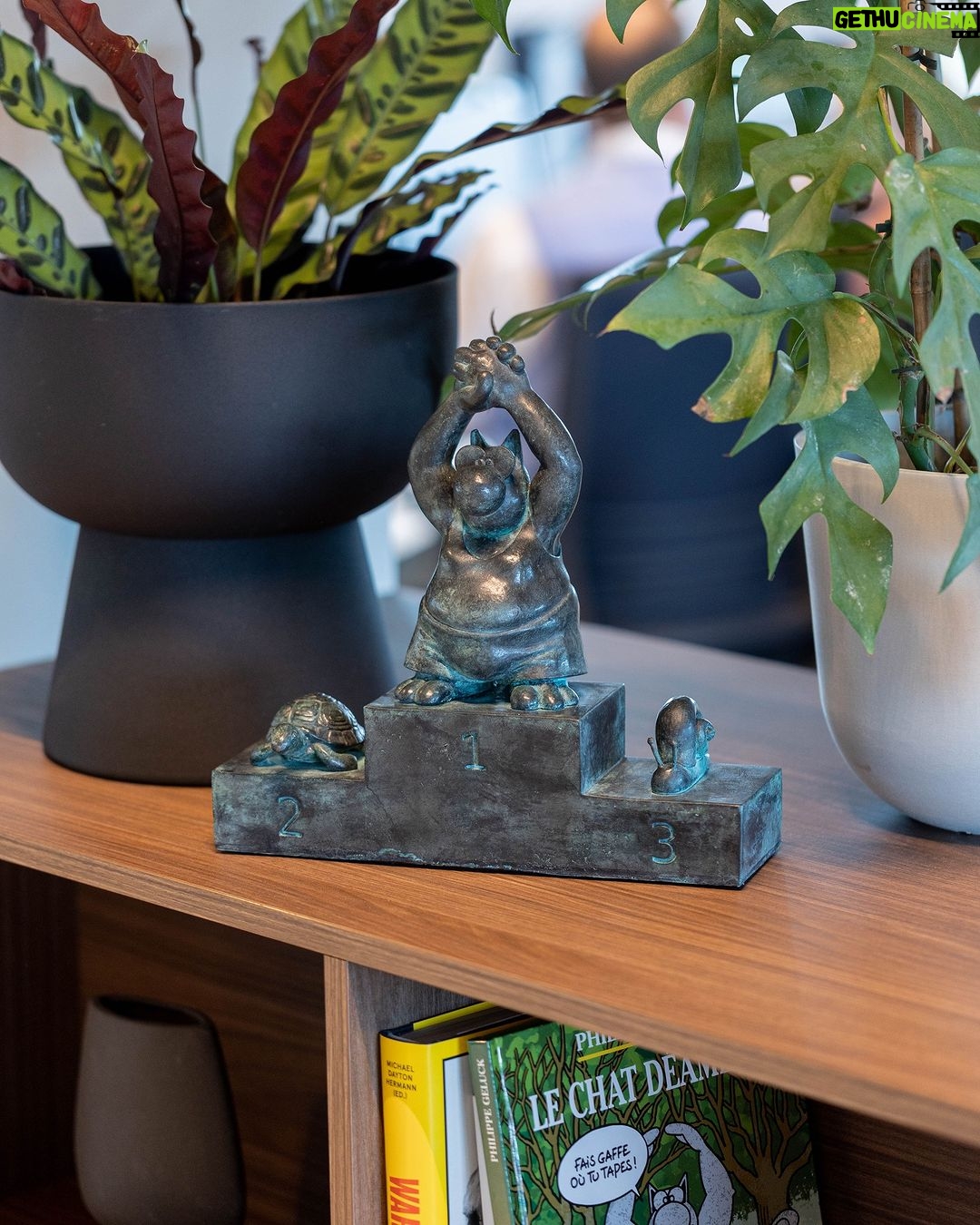 Philippe Geluck Instagram - Ce n’est pas évident de mettre une des statues monumentales dans son salon, fort heureusement il existe des versions miniatures en bronze. Il parait que ce bronze vaut de l’or !