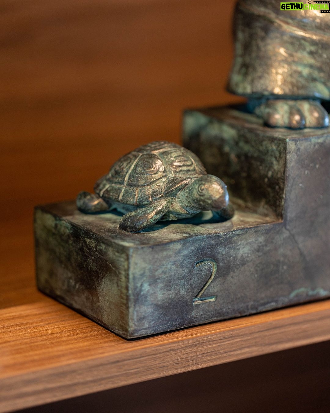 Philippe Geluck Instagram - Ce n’est pas évident de mettre une des statues monumentales dans son salon, fort heureusement il existe des versions miniatures en bronze. Il parait que ce bronze vaut de l’or !
