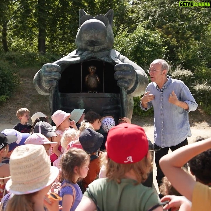 Philippe Geluck Instagram - Cette classe de jeunes enfants a eu la chance de profiter d’une jolie explication de cette statue de la part de Philippe Geluck. L’exposition se prolonge jusqu’en février au Parc Royal et est gratuite uniquement pour ceux qui ont une « Beauté Intérieure ». Bonne nouvelle, l’expo Le Chat Déambule joue les prolongations jusqu’en février au Parc Royal. @delaprod.be 📸