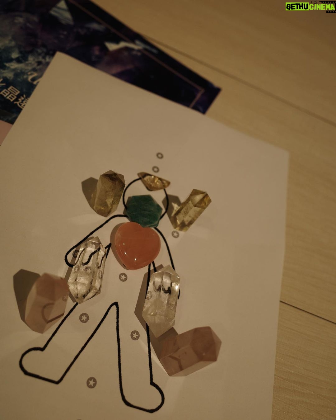 Phoebe Yuan Instagram - 真的是太感謝我的高中同學介紹julia老師給我,很幸運我身心靈啟蒙是從julia老師的希塔療癒開始。 老師的教學方式很有條理、就連很難以理解的東西,也能用很簡單的方式讓你明白,老師的公益讀書會已經成為我和魚交通跟做家事的必備良伴。 因為太想介紹老師給我的好朋友認識,加上朋友們剛好都熱愛水晶,於是揪團上了老師的美國水晶遠程觀看認證課程,度過了兩個療癒且美好的白天。 由於過程是用言語無法形容的有趣,我只能透露連老魚這種理性鐵齒邏輯腦,都眼睛發亮充滿好奇,他說很意外的發現水晶不只是漂亮而已,還能給予我們相對應的心靈陪伴。完全正中我的下懷,這樣以後我就可以正大光明買水晶說是要幫他療癒,他就不會一直在那嘰嘰叫了哈哈哈哈哈哈哈哈! 有興趣的朋友可以報名🥹💗 @under.the.crystals 祝福大家都可以藉由美國水晶遠程觀看,找回自己的無限可能。