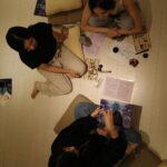 Phoebe Yuan Instagram - 真的是太感謝我的高中同學介紹julia老師給我，很幸運我身心靈啟蒙是從julia老師的希塔療癒開始。 老師的教學方式很有條理、就連很難以理解的東西，也能用很簡單的方式讓你明白，老師的公益讀書會已經成為我和魚交通跟做家事的必備良伴。 因為太想介紹老師給我的好朋友認識，加上朋友們剛好都熱愛水晶，於是揪團上了老師的美國水晶遠程觀看認證課程，度過了兩個療癒且美好的白天。 由於過程是用言語無法形容的有趣，我只能透露連老魚這種理性鐵齒邏輯腦，都眼睛發亮充滿好奇，他說很意外的發現水晶不只是漂亮而已，還能給予我們相對應的心靈陪伴。完全正中我的下懷，這樣以後我就可以正大光明買水晶說是要幫他療癒，他就不會一直在那嘰嘰叫了哈哈哈哈哈哈哈哈！ 有興趣的朋友可以報名🥹💗 @under.the.crystals 祝福大家都可以藉由美國水晶遠程觀看，找回自己的無限可能。