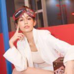 Phoebe Yuan Instagram - 那天和NCI STUDIOS的總監聊天， 他說：這世界充滿著標籤，種族、貧富、主流或非主流， 無論身上被貼上什麼樣的標籤，都形成了一種框架， 彼此之間上演著各種衝突與矛盾， 他們做了一個嶄新的嘗試：想撕掉拘束著大家的標籤， 以最純粹的靈魂去看待所有可能。 我真的愛死了這個想法。會這麼喜歡出國旅遊， 可能也是當雙腳踏在一個沒有人認識我的土地上。 彷彿那一刻的我，就脫去了身上的所有標籤 能夠單純的用意識、靈魂、愛來感知， 對我來說都新奇到不行的人事物。 這次NCI STUDIOS x Keith Haring聯名系列， 就如同每開始一趟新的旅居， 帶著舒服到不行的眼罩和充滿貼心巧思的護照夾出發。 抵達的那一刻感知永遠都像個嬰兒頭腦初次接觸到世界一樣，神奇、繽紛、亮麗、快樂。 有時候我們被肉身和物質社會定義的所有事情困住了， 或許藝術和音樂可以無國界的分享交流吸引， 是因為是用靈魂意念創作出來的吧？ 至少我是這麼相信著的。 Keith Haring的作品傳遞「散播愛」和「互相理解」 藉由他的理念，更去了解每個人看待人事物都有不同的感覺，學習著即使對方和我的看法不同、觀點不同、理念不同，都還是能夠尊重和接納對方。 我們都期許著能用更尊重平等的態度去對待所有的人。 #NCISTUDIOS #YOUNITED #KeithHaring