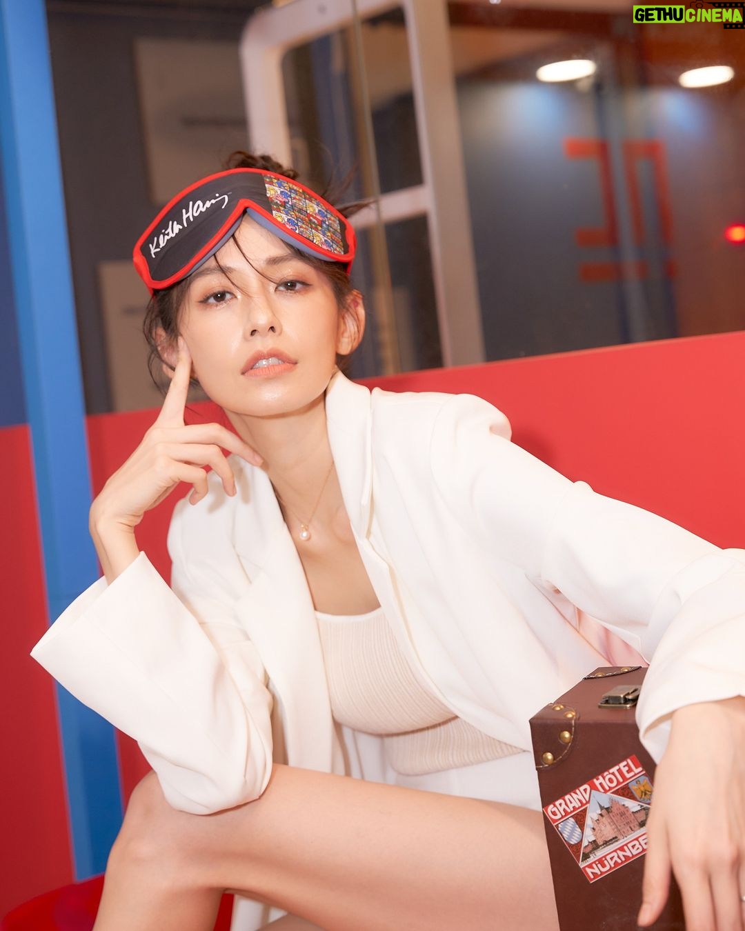 Phoebe Yuan Instagram - 那天和NCI STUDIOS的總監聊天, 他說:這世界充滿著標籤,種族、貧富、主流或非主流, 無論身上被貼上什麼樣的標籤,都形成了一種框架, 彼此之間上演著各種衝突與矛盾, 他們做了一個嶄新的嘗試:想撕掉拘束著大家的標籤, 以最純粹的靈魂去看待所有可能。 我真的愛死了這個想法。會這麼喜歡出國旅遊, 可能也是當雙腳踏在一個沒有人認識我的土地上。 彷彿那一刻的我,就脫去了身上的所有標籤 能夠單純的用意識、靈魂、愛來感知, 對我來說都新奇到不行的人事物。 這次NCI STUDIOS x Keith Haring聯名系列, 就如同每開始一趟新的旅居, 帶著舒服到不行的眼罩和充滿貼心巧思的護照夾出發。 抵達的那一刻感知永遠都像個嬰兒頭腦初次接觸到世界一樣,神奇、繽紛、亮麗、快樂。 有時候我們被肉身和物質社會定義的所有事情困住了, 或許藝術和音樂可以無國界的分享交流吸引, 是因為是用靈魂意念創作出來的吧? 至少我是這麼相信著的。 Keith Haring的作品傳遞「散播愛」和「互相理解」 藉由他的理念,更去了解每個人看待人事物都有不同的感覺,學習著即使對方和我的看法不同、觀點不同、理念不同,都還是能夠尊重和接納對方。 我們都期許著能用更尊重平等的態度去對待所有的人。 #NCISTUDIOS #YOUNITED #KeithHaring