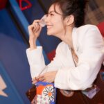Phoebe Yuan Instagram - 那天和NCI STUDIOS的總監聊天， 他說：這世界充滿著標籤，種族、貧富、主流或非主流， 無論身上被貼上什麼樣的標籤，都形成了一種框架， 彼此之間上演著各種衝突與矛盾， 他們做了一個嶄新的嘗試：想撕掉拘束著大家的標籤， 以最純粹的靈魂去看待所有可能。 我真的愛死了這個想法。會這麼喜歡出國旅遊， 可能也是當雙腳踏在一個沒有人認識我的土地上。 彷彿那一刻的我，就脫去了身上的所有標籤 能夠單純的用意識、靈魂、愛來感知， 對我來說都新奇到不行的人事物。 這次NCI STUDIOS x Keith Haring聯名系列， 就如同每開始一趟新的旅居， 帶著舒服到不行的眼罩和充滿貼心巧思的護照夾出發。 抵達的那一刻感知永遠都像個嬰兒頭腦初次接觸到世界一樣，神奇、繽紛、亮麗、快樂。 有時候我們被肉身和物質社會定義的所有事情困住了， 或許藝術和音樂可以無國界的分享交流吸引， 是因為是用靈魂意念創作出來的吧？ 至少我是這麼相信著的。 Keith Haring的作品傳遞「散播愛」和「互相理解」 藉由他的理念，更去了解每個人看待人事物都有不同的感覺，學習著即使對方和我的看法不同、觀點不同、理念不同，都還是能夠尊重和接納對方。 我們都期許著能用更尊重平等的態度去對待所有的人。 #NCISTUDIOS #YOUNITED #KeithHaring