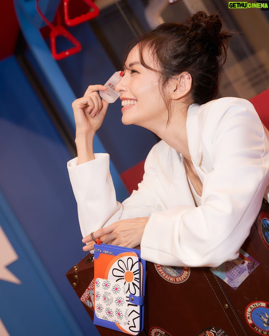 Phoebe Yuan Instagram - 那天和NCI STUDIOS的總監聊天, 他說:這世界充滿著標籤,種族、貧富、主流或非主流, 無論身上被貼上什麼樣的標籤,都形成了一種框架, 彼此之間上演著各種衝突與矛盾, 他們做了一個嶄新的嘗試:想撕掉拘束著大家的標籤, 以最純粹的靈魂去看待所有可能。 我真的愛死了這個想法。會這麼喜歡出國旅遊, 可能也是當雙腳踏在一個沒有人認識我的土地上。 彷彿那一刻的我,就脫去了身上的所有標籤 能夠單純的用意識、靈魂、愛來感知, 對我來說都新奇到不行的人事物。 這次NCI STUDIOS x Keith Haring聯名系列, 就如同每開始一趟新的旅居, 帶著舒服到不行的眼罩和充滿貼心巧思的護照夾出發。 抵達的那一刻感知永遠都像個嬰兒頭腦初次接觸到世界一樣,神奇、繽紛、亮麗、快樂。 有時候我們被肉身和物質社會定義的所有事情困住了, 或許藝術和音樂可以無國界的分享交流吸引, 是因為是用靈魂意念創作出來的吧? 至少我是這麼相信著的。 Keith Haring的作品傳遞「散播愛」和「互相理解」 藉由他的理念,更去了解每個人看待人事物都有不同的感覺,學習著即使對方和我的看法不同、觀點不同、理念不同,都還是能夠尊重和接納對方。 我們都期許著能用更尊重平等的態度去對待所有的人。 #NCISTUDIOS #YOUNITED #KeithHaring