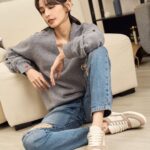 Phoebe Yuan Instagram - 輕鬆自在的過生活，會發現摩登幸運🍀，隨時隨地像氣場般的環繞身邊。 @toryburch #toryburch #clovercourt運動鞋 makeup&hair @mikamikatsai