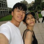 Phoebe Yuan Instagram - 情緒是會互相影響的，有時幫助別人不是照單全收對方的情緒，而是想著讓彼此都能往更開心、快樂的方向前進。 假設我們是容器，分擔情緒的方式不是把對方不開心的水，全部都倒在自己的杯子裡。應該是要讓對方自己把不開心的水倒出去，而不是每次都倒到你那邊來，要想著怎麼樣才能幫他執行倒出去的動作。當我們幫助他倒出去，不承接別人不開心的水，我們都呈現了空瓶子的狀態，就可以裝更多開心的、有創造力、平靜、快樂穩定的水和能量。 接住別人也是一樣的道理，接住他是幫助他平穩的落在土地上，而不是當他的墊背讓他跌在土地上的時候順便把你壓死了。有時候我們會沒有辦法分得很清楚，而默默承接了別人的痛苦。原來承接了別人的痛苦，他們的痛苦還是存在不會減輕，但若能指引讓他卸下痛苦，就不會複製痛苦在自己身上，也能讓他解決痛苦的問題。 想著要幫別人分擔解憂的時候，應該是要往這個方向去思考，這樣我們就會平衡很多。和別人的關係也是一樣，才不會一直處在失衡的狀態。大家試試看後可以告訴我感想，一起來聊看看有沒有什麼有趣的事情發生。 希望大家都可以成為那個幫助別人卸下重擔在土地上的那個人，不是幫別人背下重擔而壓死自己的那個人。 #身心靈平衡 #身心靈成長 #療癒語錄 #情緒健康 #godfeeling