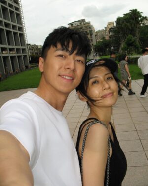 Phoebe Yuan Instagram - 情緒是會互相影響的，有時幫助別人不是照單全收對方的情緒，而是想著讓彼此都能往更開心、快樂的方向前進。

假設我們是容器，分擔情緒的方式不是把對方不開心的水，全部都倒在自己的杯子裡。應該是要讓對方自己把不開心的水倒出去，而不是每次都倒到你那邊來，要想著怎麼樣才能幫他執行倒出去的動作。當我們幫助他倒出去，不承接別人不開心的水，我們都呈現了空瓶子的狀態，就可以裝更多開心的、有創造力、平靜、快樂穩定的水和能量。

接住別人也是一樣的道理，接住他是幫助他平穩的落在土地上，而不是當他的墊背讓他跌在土地上的時候順便把你壓死了。有時候我們會沒有辦法分得很清楚，而默默承接了別人的痛苦。原來承接了別人的痛苦，他們的痛苦還是存在不會減輕，但若能指引讓他卸下痛苦，就不會複製痛苦在自己身上，也能讓他解決痛苦的問題。

想著要幫別人分擔解憂的時候，應該是要往這個方向去思考，這樣我們就會平衡很多。和別人的關係也是一樣，才不會一直處在失衡的狀態。大家試試看後可以告訴我感想，一起來聊看看有沒有什麼有趣的事情發生。

希望大家都可以成為那個幫助別人卸下重擔在土地上的那個人，不是幫別人背下重擔而壓死自己的那個人。

#身心靈平衡
#身心靈成長 
#療癒語錄 
#情緒健康
#godfeeling