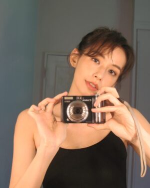 Phoebe Yuan Instagram - 情緒是會互相影響的，有時幫助別人不是照單全收對方的情緒，而是想著讓彼此都能往更開心、快樂的方向前進。

假設我們是容器，分擔情緒的方式不是把對方不開心的水，全部都倒在自己的杯子裡。應該是要讓對方自己把不開心的水倒出去，而不是每次都倒到你那邊來，要想著怎麼樣才能幫他執行倒出去的動作。當我們幫助他倒出去，不承接別人不開心的水，我們都呈現了空瓶子的狀態，就可以裝更多開心的、有創造力、平靜、快樂穩定的水和能量。

接住別人也是一樣的道理，接住他是幫助他平穩的落在土地上，而不是當他的墊背讓他跌在土地上的時候順便把你壓死了。有時候我們會沒有辦法分得很清楚，而默默承接了別人的痛苦。原來承接了別人的痛苦，他們的痛苦還是存在不會減輕，但若能指引讓他卸下痛苦，就不會複製痛苦在自己身上，也能讓他解決痛苦的問題。

想著要幫別人分擔解憂的時候，應該是要往這個方向去思考，這樣我們就會平衡很多。和別人的關係也是一樣，才不會一直處在失衡的狀態。大家試試看後可以告訴我感想，一起來聊看看有沒有什麼有趣的事情發生。

希望大家都可以成為那個幫助別人卸下重擔在土地上的那個人，不是幫別人背下重擔而壓死自己的那個人。

#身心靈平衡
#身心靈成長 
#療癒語錄 
#情緒健康
#godfeeling
