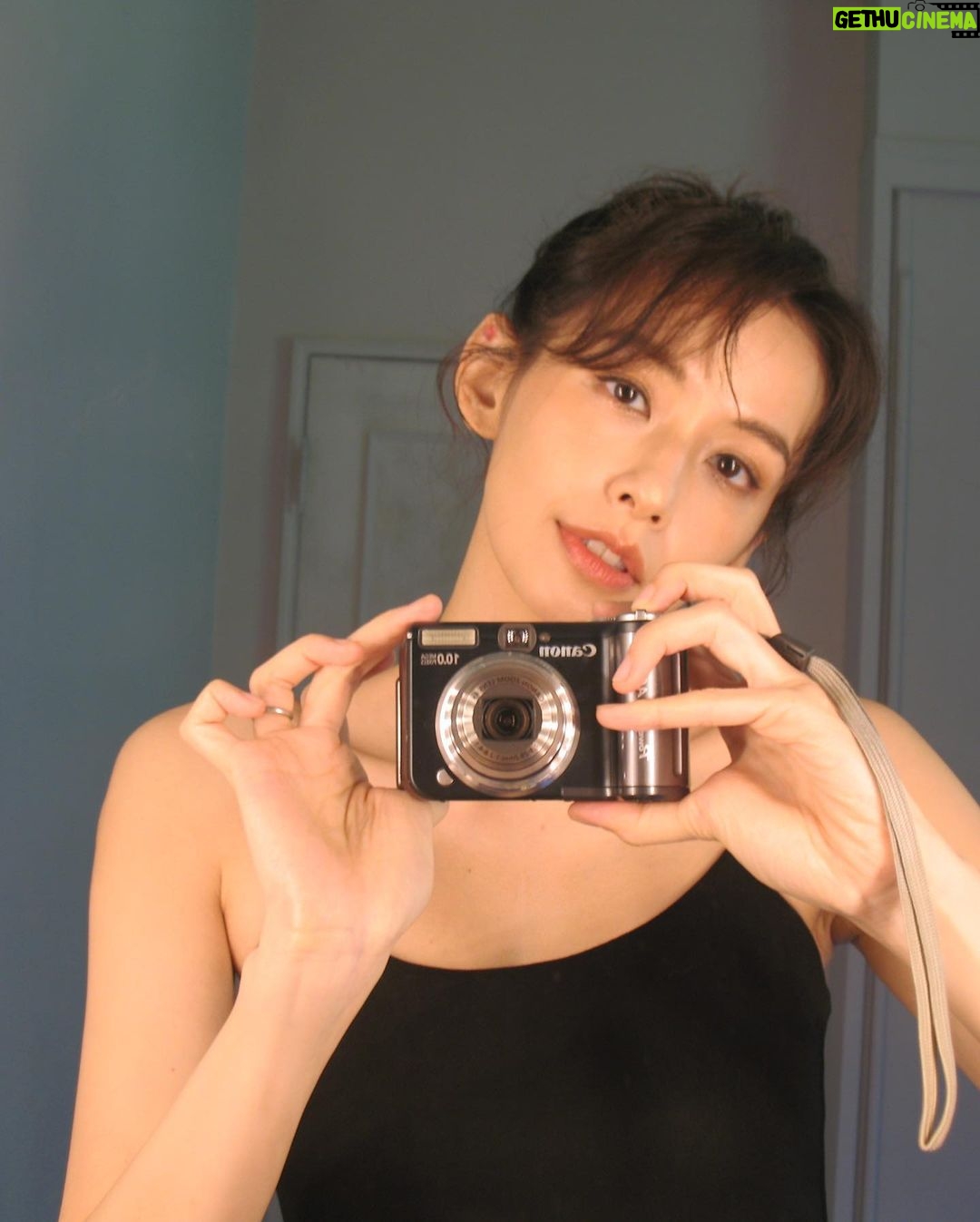 Phoebe Yuan - 16.4K Likes - 情緒是會互相影響的,有時幫助別人不是照單全收對方的情緒,而是想著讓彼此都能往更開心、快樂的方向前進。
假設我們是容器,分擔情緒的方式不是把對方不開心的水,全部都倒在自己的杯子裡。應該是要讓對方自己把不開心的水倒出去,而不是每次都倒到你那邊來,要想著怎麼樣才能幫他執行倒出去的動作。當我們幫助他倒出去,不承接別人不開心的水,我們都呈現了空瓶子的狀態,就可以裝更多開心的、有創造力、平靜、快樂穩定的水和能量。
接住別人也是一樣的道理,接住他是幫助他平穩的落在土地上,而不是當他的墊背讓他跌在土地上的時候順便把你壓死了。有時候我們會沒有辦法分得很清楚,而默默承接了別人的痛苦。原來承接了別人的痛苦,他們的痛苦還是存在不會減輕,但若能指引讓他卸下痛苦,就不會複製痛苦在自己身上,也能讓他解決痛苦的問題。
想著要幫別人分擔解憂的時候,應該是要往這個方向去思考,這樣我們就會平衡很多。和別人的關係也是一樣,才不會一直處在失衡的狀態。大家試試看後可以告訴我感想,一起來聊看看有沒有什麼有趣的事情發生。
希望大家都可以成為那個幫助別人卸下重擔在土地上的那個人,不是幫別人背下重擔而壓死自己的那個人。
#身心靈平衡
#身心靈成長
#療癒語錄
#情緒健康
#godfeeling