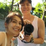 Phoebe Yuan Instagram - 情緒是會互相影響的，有時幫助別人不是照單全收對方的情緒，而是想著讓彼此都能往更開心、快樂的方向前進。 假設我們是容器，分擔情緒的方式不是把對方不開心的水，全部都倒在自己的杯子裡。應該是要讓對方自己把不開心的水倒出去，而不是每次都倒到你那邊來，要想著怎麼樣才能幫他執行倒出去的動作。當我們幫助他倒出去，不承接別人不開心的水，我們都呈現了空瓶子的狀態，就可以裝更多開心的、有創造力、平靜、快樂穩定的水和能量。 接住別人也是一樣的道理，接住他是幫助他平穩的落在土地上，而不是當他的墊背讓他跌在土地上的時候順便把你壓死了。有時候我們會沒有辦法分得很清楚，而默默承接了別人的痛苦。原來承接了別人的痛苦，他們的痛苦還是存在不會減輕，但若能指引讓他卸下痛苦，就不會複製痛苦在自己身上，也能讓他解決痛苦的問題。 想著要幫別人分擔解憂的時候，應該是要往這個方向去思考，這樣我們就會平衡很多。和別人的關係也是一樣，才不會一直處在失衡的狀態。大家試試看後可以告訴我感想，一起來聊看看有沒有什麼有趣的事情發生。 希望大家都可以成為那個幫助別人卸下重擔在土地上的那個人，不是幫別人背下重擔而壓死自己的那個人。 #身心靈平衡 #身心靈成長 #療癒語錄 #情緒健康 #godfeeling