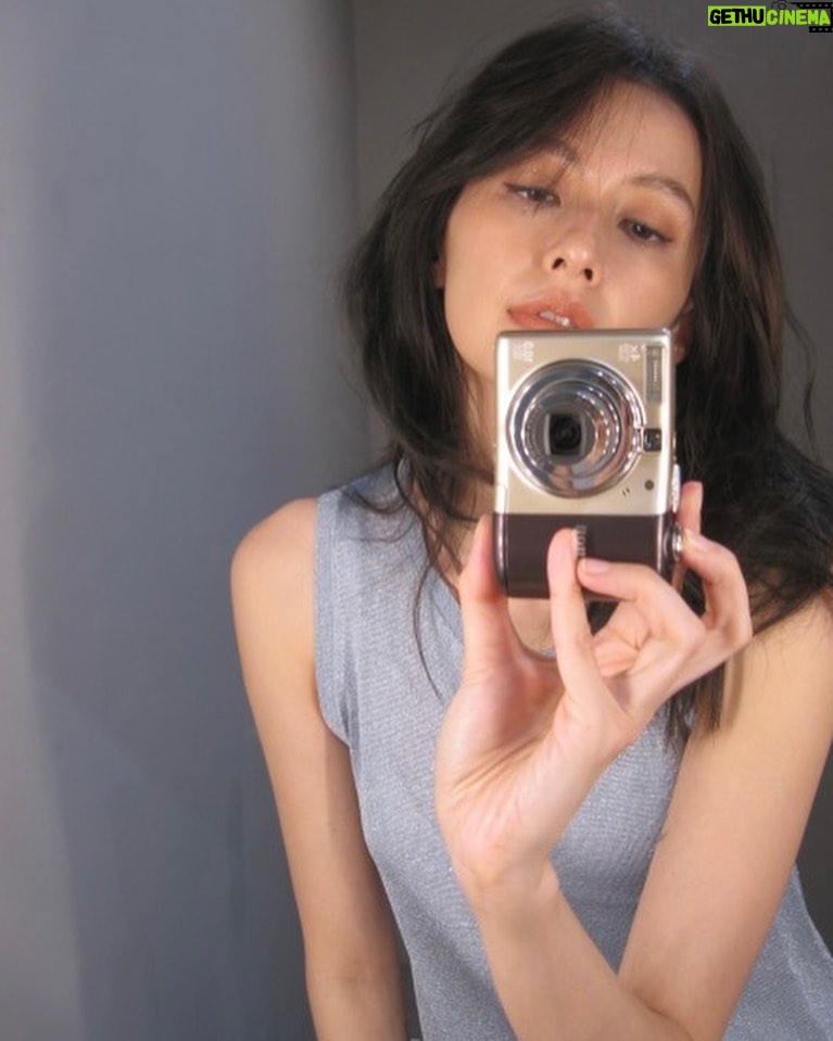 Phoebe Yuan Instagram - 前陣子發現了一個日本網站上面有之前找不到的復古相機，還蠻容易購買的，但他需要競標。為了要買我花了很多時間在做尋找、研究下標。可能因為從來沒有跟人家競標過，一開始抓不到訣竅，總是臨門一腳沒有標到喜歡的相機。 越來越心急的我，鎖定了其中一款比較容易入手的，三天前就開始下標，但隨著一直被超越，心情越來越忐忑緊張，蠻不喜歡買個東西有這種感覺的，反正過程就是各種不順利。 說好今年要順流，可能因為花了太多心力和時間，竟然異常的執著、無法放棄。熬夜、正事不做每天黏在電腦前，導致生理痘大噴！老魚認為這段時間，我已走火入魔！身體跟靈魂都被這個拍賣網站綁票。 從三天到最後的半小時關鍵時刻，苦苦掙扎的我最後腦海忽然冒出一個念頭：這麼不順利，會不會是這個相機的款式根本就不適合我？那就算了，沒緣分就不要再浪費時間了！ 果斷放棄後，我無意識地逛逛網頁，竟然看見心目中no.1的夢幻機種，同樣也是在搶標，時間剩下10分鐘，價格還出乎意料的超低？！玩票性質的下標了一兩回合，不想要落入之前的模式繼續競標了，決定設定一個覺得買到絕對是賺到，但比現在的出價高一些的價格，有就表示我們有緣分我會很開心，沒有也沒關係，沒浪費太多時間。 競標結束後，我發現竟然標到了，只花了不到15分鐘就得到了意外夢幻機種，還比一開始鎖定第二順位的便宜！（CONTAX 比KYOCERA便宜！有在研究復古相機的朋友們一定能理解這種激動！）那瞬間懂了，如果一直緊抓著原本這個不順利的機器不放，並且堅持一定要買到，標到的那一刻！我一定會大鬆一口氣，覺得終於搞定了！然後把電腦關掉。那這個夢幻機種就不會出現了。 不管最後這個相機有沒有到我手裡，都認為發生這事是宇宙想讓我真正體驗到：「如果一直對一件不屬於你的事情緊抓不放，很難空出雙手，迎接宇宙真的想給你、超乎你想像的好東西。」 這件事比得到夢幻相機寶貴。