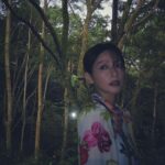 Phoebe Yuan Instagram – 前陣子發現了一個日本網站上面有之前找不到的復古相機，還蠻容易購買的，但他需要競標。為了要買我花了很多時間在做尋找、研究下標。可能因為從來沒有跟人家競標過，一開始抓不到訣竅，總是臨門一腳沒有標到喜歡的相機。

越來越心急的我，鎖定了其中一款比較容易入手的，三天前就開始下標，但隨著一直被超越，心情越來越忐忑緊張，蠻不喜歡買個東西有這種感覺的，反正過程就是各種不順利。

說好今年要順流，可能因為花了太多心力和時間，竟然異常的執著、無法放棄。熬夜、正事不做每天黏在電腦前，導致生理痘大噴！老魚認為這段時間，我已走火入魔！身體跟靈魂都被這個拍賣網站綁票。

從三天到最後的半小時關鍵時刻，苦苦掙扎的我最後腦海忽然冒出一個念頭：這麼不順利，會不會是這個相機的款式根本就不適合我？那就算了，沒緣分就不要再浪費時間了！

果斷放棄後，我無意識地逛逛網頁，竟然看見心目中no.1的夢幻機種，同樣也是在搶標，時間剩下10分鐘，價格還出乎意料的超低？！玩票性質的下標了一兩回合，不想要落入之前的模式繼續競標了，決定設定一個覺得買到絕對是賺到，但比現在的出價高一些的價格，有就表示我們有緣分我會很開心，沒有也沒關係，沒浪費太多時間。

競標結束後，我發現竟然標到了，只花了不到15分鐘就得到了意外夢幻機種，還比一開始鎖定第二順位的便宜！（CONTAX 比KYOCERA便宜！有在研究復古相機的朋友們一定能理解這種激動！）那瞬間懂了，如果一直緊抓著原本這個不順利的機器不放，並且堅持一定要買到，標到的那一刻！我一定會大鬆一口氣，覺得終於搞定了！然後把電腦關掉。那這個夢幻機種就不會出現了。

不管最後這個相機有沒有到我手裡，都認為發生這事是宇宙想讓我真正體驗到：「如果一直對一件不屬於你的事情緊抓不放，很難空出雙手，迎接宇宙真的想給你、超乎你想像的好東西。」

這件事比得到夢幻相機寶貴。